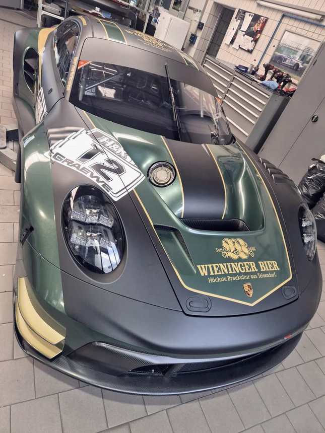 Porsche 911 GT3 R in grün-goldener Folierung