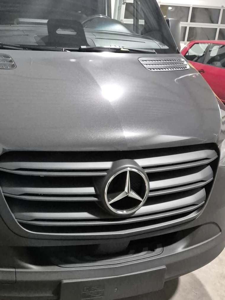 Mercedes Sprinter nach der Folierung in Anthrazit