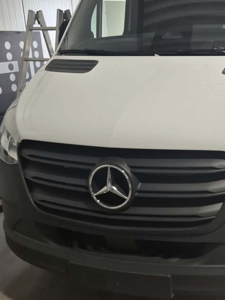 Derselbe Mercedes Sprinter vorher in Weiß