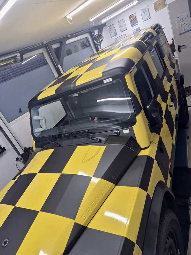 Einsatzfahrzeug in Gelb-Schwarz